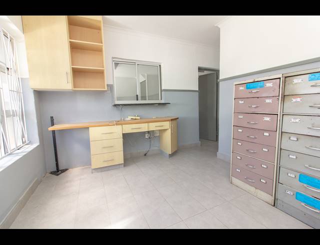 190M² BUILDING FOR SALE IN ARENA PARK